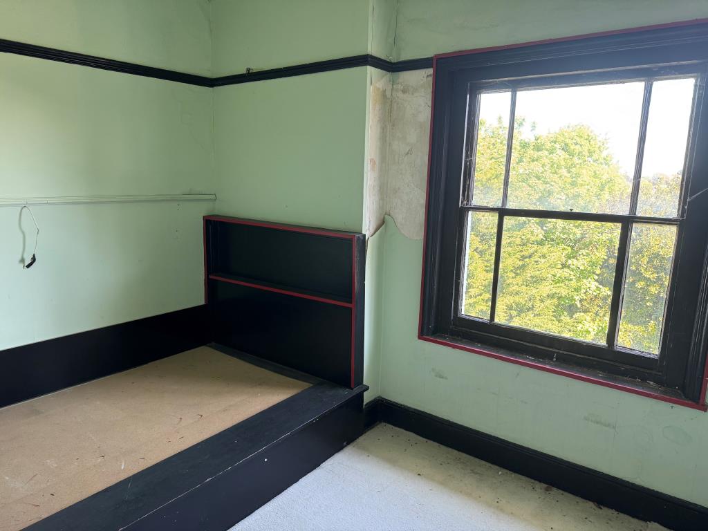Lot: 156 - TWO STOREY THREE-BEDROOM FLAT FOR IMPROVEMENT WITH STUNNING SEA VIEWS AND PLANNING FOR SPLITTING IF PREFERRED - A Former Bedroom in Flat 7